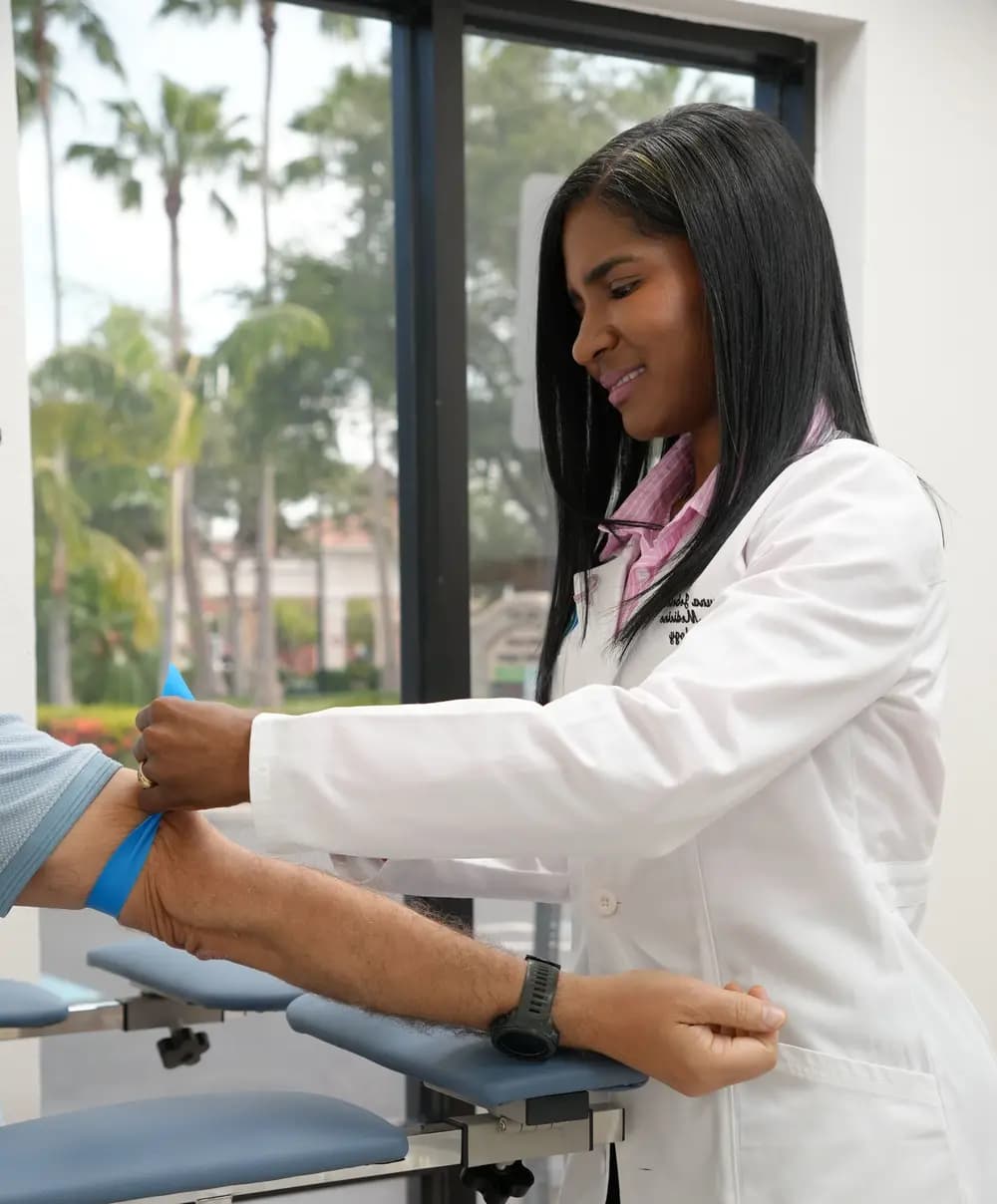 La Dra. Bruna Jebelev con un paciente en Clear Access MD