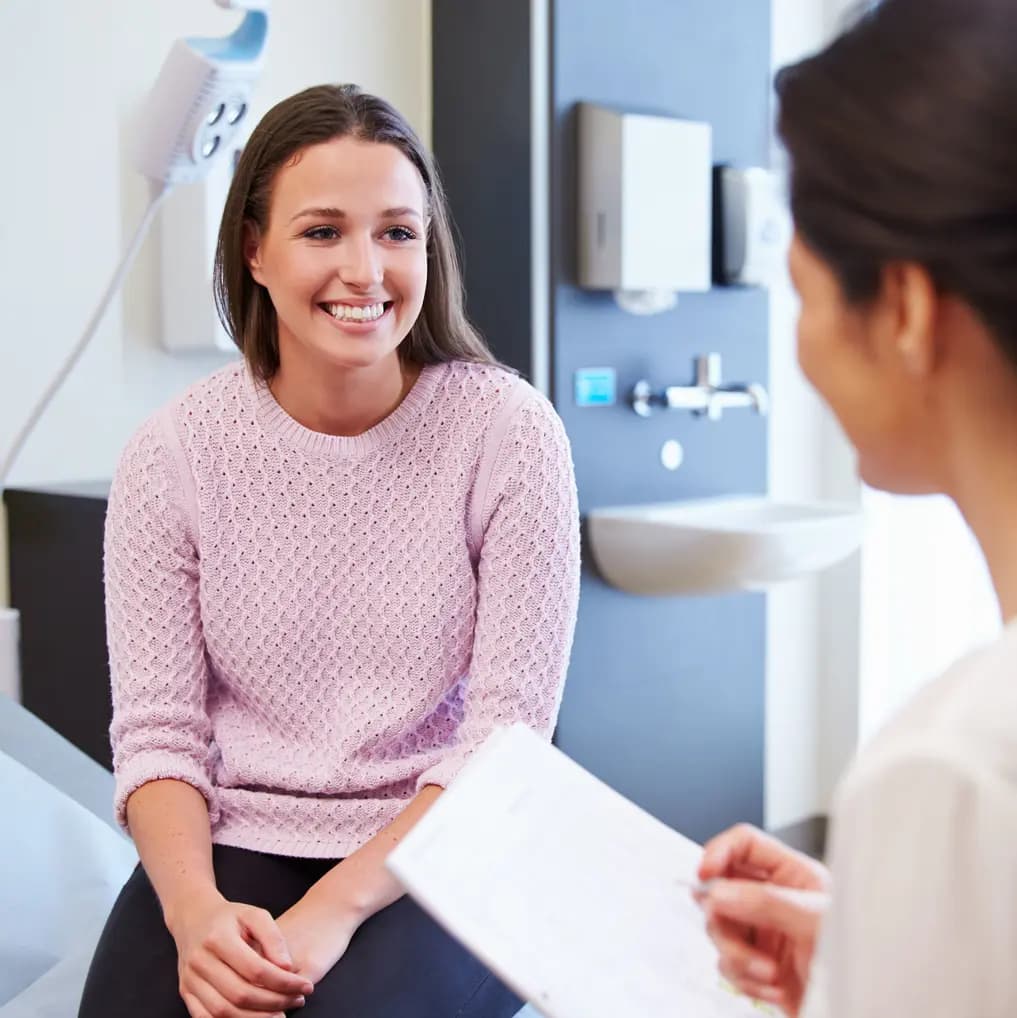 Paciente feliz hablando con la doctora