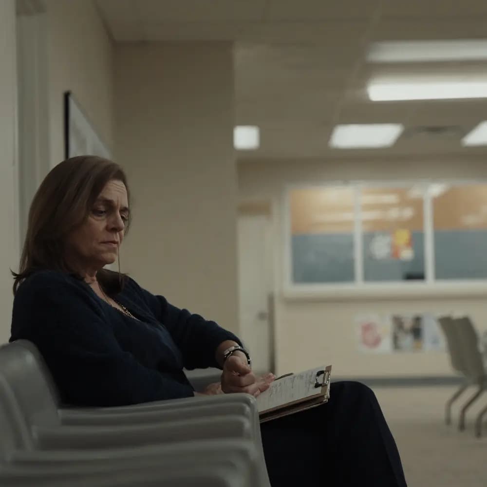 Mujer esperando sola en una sala de espera médica